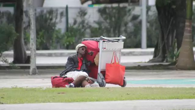 La embajada francesa le negó apoyo por tener pasaporte norteamericano, y el país vecino lo hará sólo si llega a Ciudad de México, pero no tiene dinero