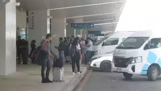 Transportistas del aeropuerto de Cancún afectados ante presencia de Uber 