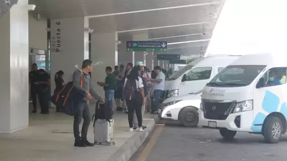 Choferes de la terminal reclamaron el ingreso de la aplicación a las zonas federales, situación que los expone a duplicar sus horas detrás del volante