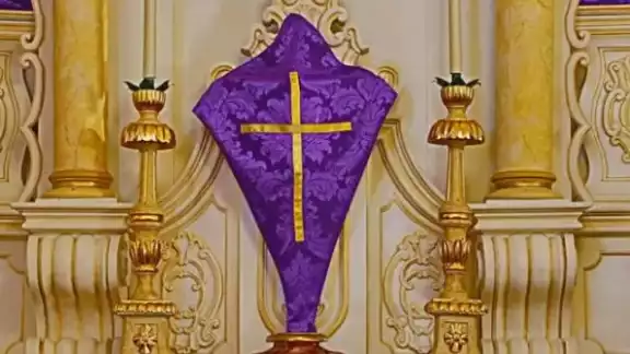 Representa el recogimiento y el luto de los fieles ante la crucifixión