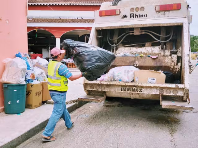 Al menos 600 empleados de confianza del Ayuntamiento de Palizada podrían no recibir sus prestaciones de fin de año, según revelaron trabajadores.