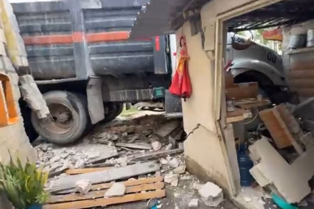Conductor de camión volquetero pierde el control y termina dentro de ...