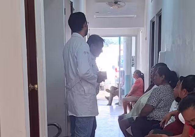 Inconformes dijeron que médicos especialistas cubanos se limitan a dar consultas generales