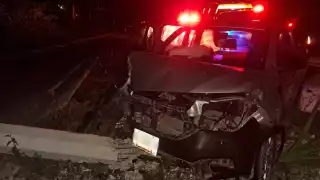 Conductor presuntamente ebrio derriba poste de luz en la carretera federal 307 y se da a la fuga 