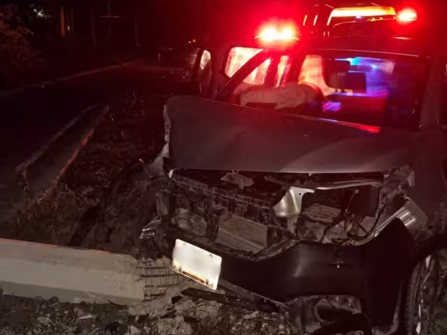 Dentro del coche se encontraron latas de cerveza, por lo que se cree que el conductor manejaba ebrio