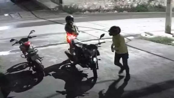 Dos hombres robaron una motocicleta aparcada fuera de un domicilio en Kalá en cuestión de segundos