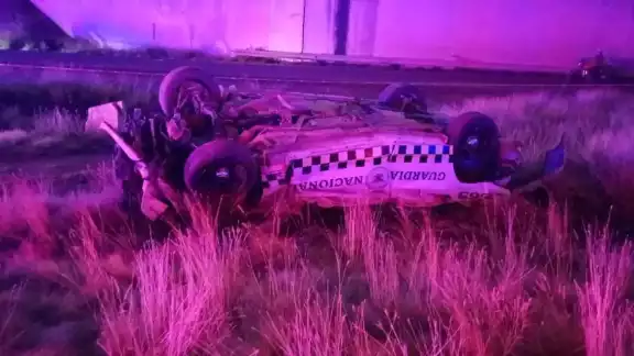 La unidad de la Guardia Nacional quedó destrozada tras volcar. La unidad de la Guardia Nacional quedó destrozada tras volcar.