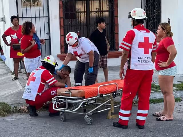 Hombre recibe los primeros auxilios tras los hechos violentos en Cancún