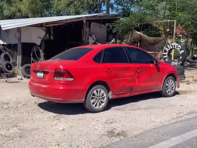 Una persona resultó lesionada tras un choque entre una motocicleta y un automóvil sobre la Carretera Antigua a Mérida, en Campeche.