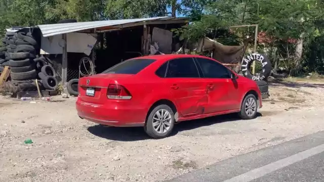 Una persona resultó lesionada tras un choque entre una motocicleta y un automóvil sobre la Carretera Antigua a Mérida, en Campeche.