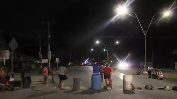 Con piedras, cubetas e incluso llantas, bloquearon la avenida exigiendo solución por parte de la CFE Con piedras, cubetas e incluso llantas, bloquearon la avenida exigiendo solución por parte de la CFE
