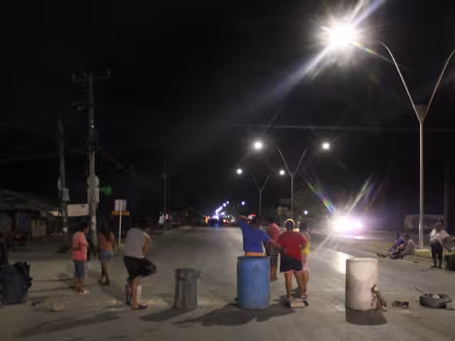 Con piedras, cubetas e incluso llantas, bloquearon la avenida exigiendo solución por parte de la CFE