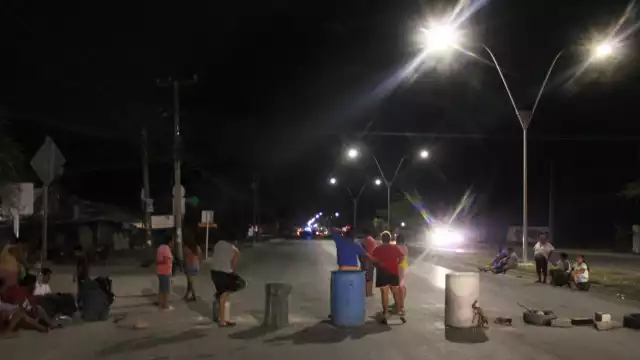 Con piedras, cubetas e incluso llantas, bloquearon la avenida exigiendo solución por parte de la CFE