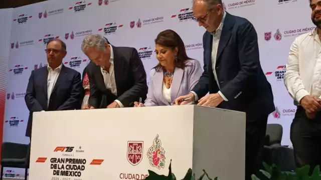 El momento de la firma por tres años más de la F1 en México