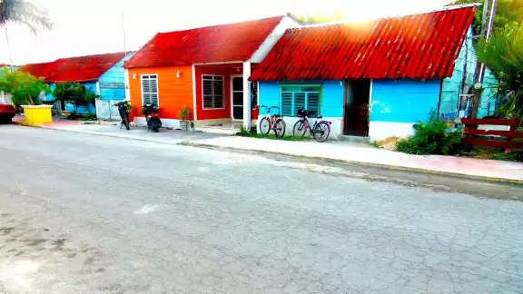 San Felipe es un encantador pueblo pesquero a solo dos horas y media de Mérida, con casas de madera pintadas de colores vibrantes