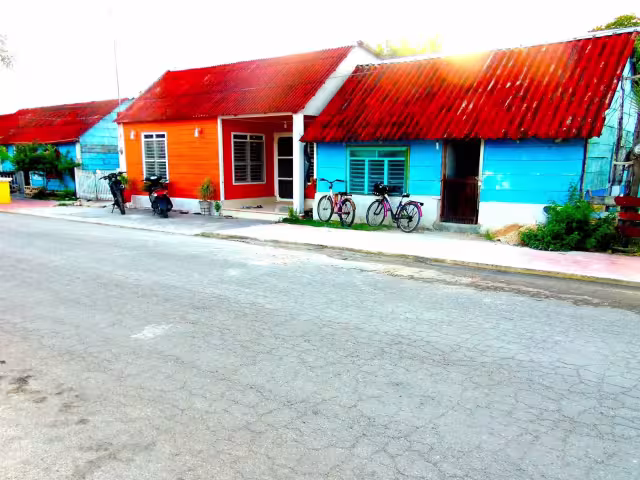 San Felipe es un encantador pueblo pesquero a solo dos horas y media de Mérida, con casas de madera pintadas de colores vibrantes