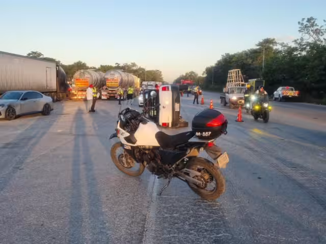 Autoridades arribaron al lugar del accidente para atender a los lesionados y controlar el tráfico