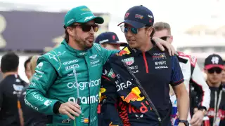 Alonso destaca la calidad de Checo Pérez en documental: "Lucha duro pero con respeto"