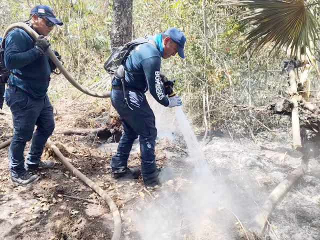 Los tragahumo mantienen controladas cinco zonas; en tres el fuego está extinto