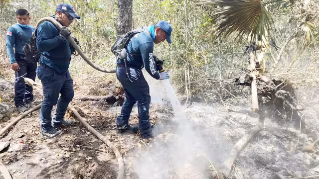 Los tragahumo mantienen controladas cinco zonas; en tres el fuego está extinto