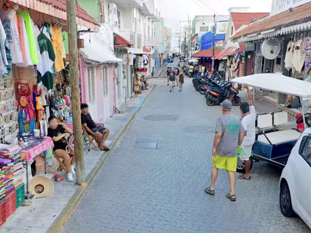 La surada ha paralizado la actividad turística en Isla Mujeres, afectando a vendedores, meseros, y prestadores de servicios.