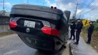 Accidente en Playa del Carmen: Vehículo se vuelca y deja al copiloto lesionado