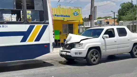El hecho ocurrió cuando ambos vehículos transitaban sobre la avenida Jaina El hecho ocurrió cuando ambos vehículos transitaban sobre la avenida Jaina