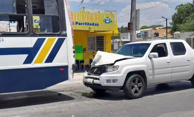 El hecho ocurrió cuando ambos vehículos transitaban sobre la avenida Jaina