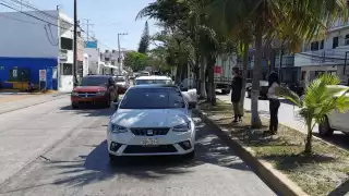 Una colisión por alcance entre dos automóviles particulares en la Colonia Francisco I. Madero dejó daños materiales de regular cuantía