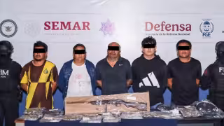 Las personas detenidas fueron presentadas por las autoridades.