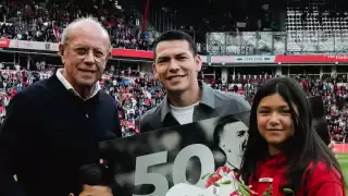 Hirving Lozano recibe emotivo homenaje del PSV por sus 50 goles antes de partir a la MLS