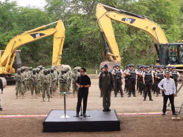 Daniel Noboa, presidente de Ecuador, colocó la primera piedra de la próxima prisión de máxima seguridad en Santa Elena
