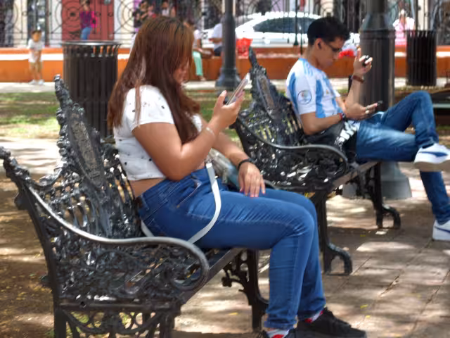 Las jovencitas suelen ser víctimas de los acosadores.