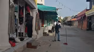 La disminución de ingresos afecta principalmente a trabajadores del ramo turístico; comerciantes temen el cierre de 50 puestos de artesanías durante este año