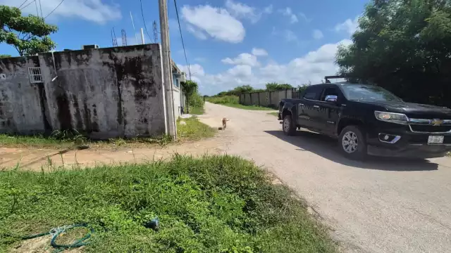 Vecinos de la colonia Ampliación Cuauhtémoc Cárdenas en Champotón denuncian que un registro pluvial expuesto y ahora enmalezado sigue representando un grave peligro.
