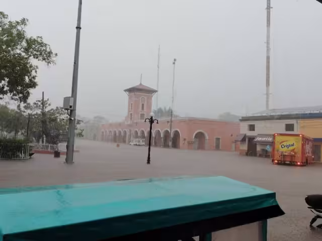 La plaza central de Maxcanú, así como calles aledañas resultaron inundadas ante las fuertes precipitaciones de esta tarde