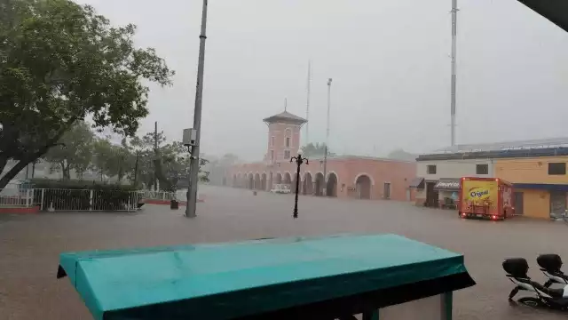 La plaza central de Maxcanú, así como calles aledañas resultaron inundadas ante las fuertes precipitaciones de esta tarde