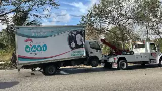 Accidente en Cancún: Camión de carga termina volcado al chocar un vehículo abandonado en la supermanzana 237