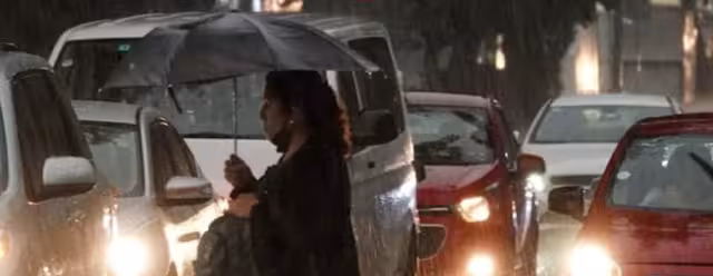 La Tormenta Tropical John sigue fortaleciéndose frente a las costas de Oaxaca.