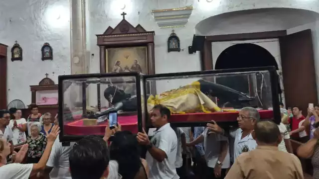 Feligreses participaron en la procesión del Cristo Negro Señor de San Román en honor a la Virgen de las Mercedes.