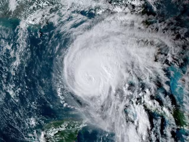 Huracán Rafael cambió de trayectoria y ahora se dirige a México