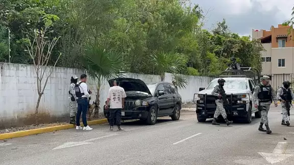 El despliegue incluyó inspecciones exhaustivas a vehículos estacionados, causando inquietud entre los residentes El despliegue incluyó inspecciones exhaustivas a vehículos estacionados, causando inquietud entre los residentes