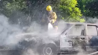 Automóvil termina consumido por un incendio en la carretera federal 180, en Campeche
