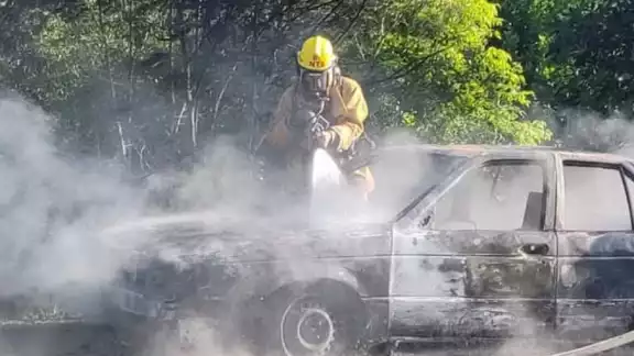 Bomberos no lograron salvar el vehículo