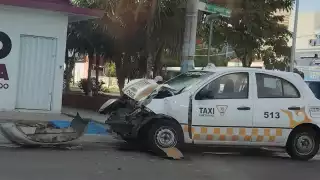 Taxista protagoniza fuerte accidente automovilístico en Chetumal