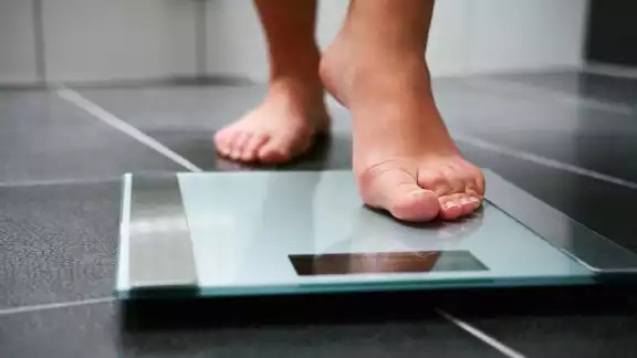 En la anorexia nerviosa, el enfermo restringe en exceso el consumo de alimentos, mientras que en la bulimia combina atracones con vómito inducido o el uso de laxantes En la anorexia nerviosa, el enfermo restringe en exceso el consumo de alimentos, mientras que en la bulimia combina atracones con vómito inducido o el uso de laxantes