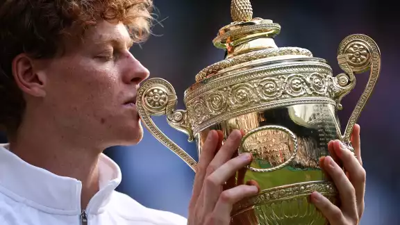 Jannik Sinner se proclamó campeón de Wimbledon tras derrotar al español Alcaraz. Jannik Sinner se proclamó campeón de Wimbledon tras derrotar al español Alcaraz.