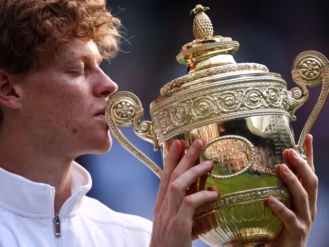 Jannik Sinner se proclamó campeón de Wimbledon tras derrotar al español Alcaraz.