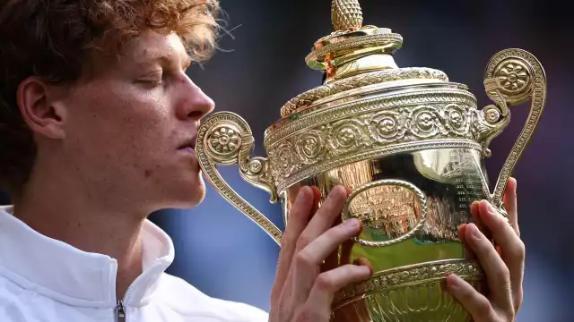 Jannik Sinner se proclamó campeón de Wimbledon tras derrotar al español Alcaraz.