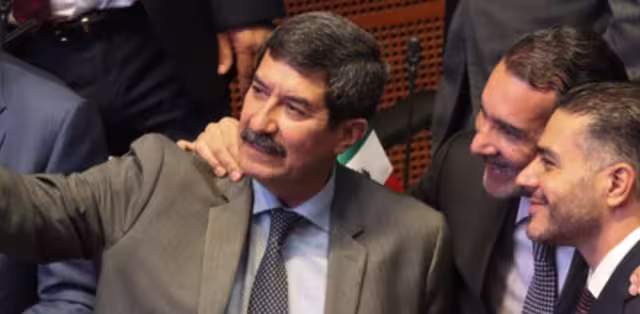 Javier Corral rindió protesta como senador, con lo que adquirió fuero constitucional